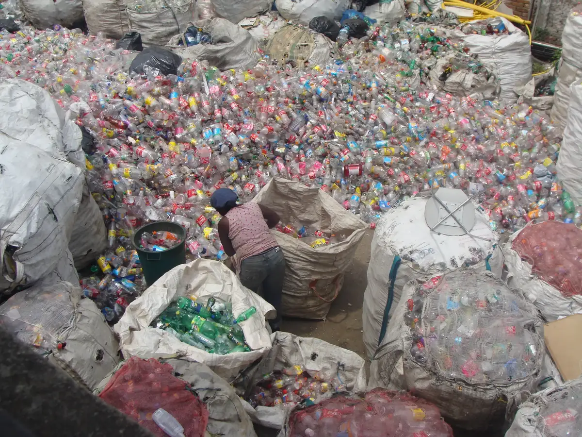 Recicladora de Zaranda clasifica envases plásticos en la Estación de Clasificación y Aprovechamiento