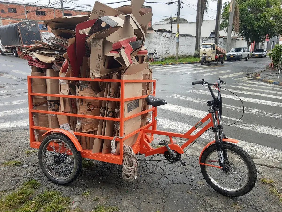 Triciclo de recolección de Zaranda cargado con cartón para aprovechamiento